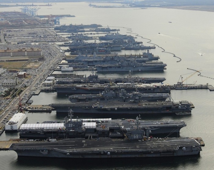 5 tàu sân bay động cơ hạt nhân Mỹ từng tập trung tại quân cảng Norfolk vào năm 2012